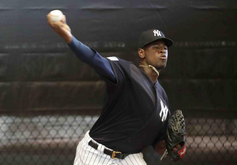 El pitcher abridor Luis Severino de los Yankees de Nueva York lanza en el bullpen en Tampa, Florida. (AP)