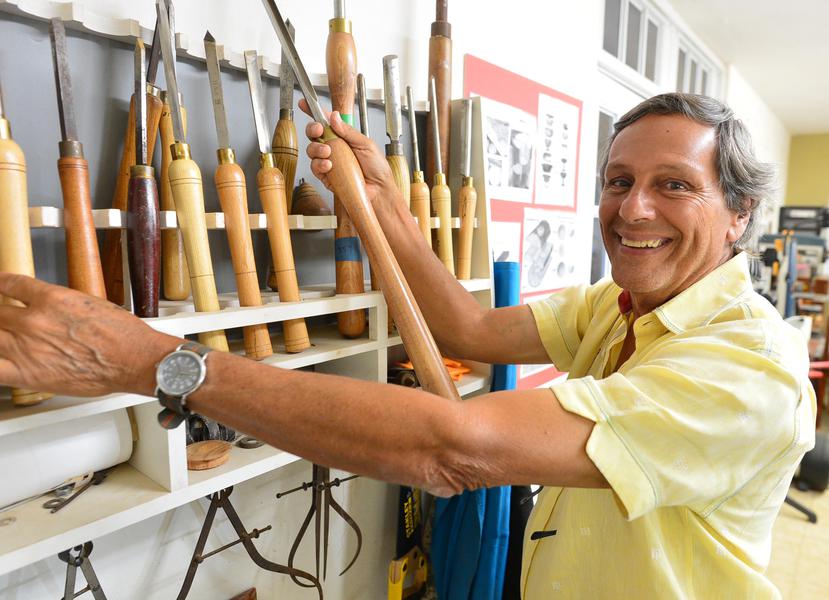 Ángel Colón Medina elaboró 39 bates de béisbol con pedazos de árboles nativos tumbados por el huracán María.