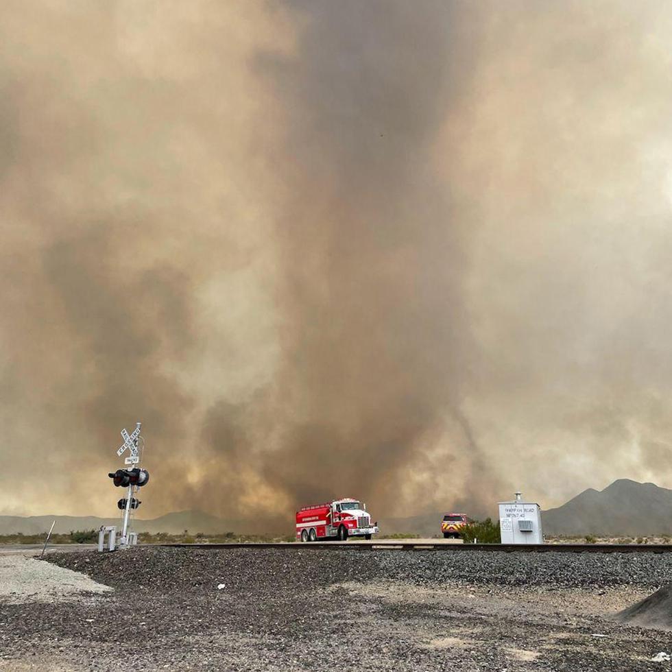 En esta fotografía proporcionada por el Servicio de Parques Nacionales, se muestra una columna de humo que sale del incendio York en la Reserva Nacional de Mojave, en California, el domingo 30 de julio de 2023.