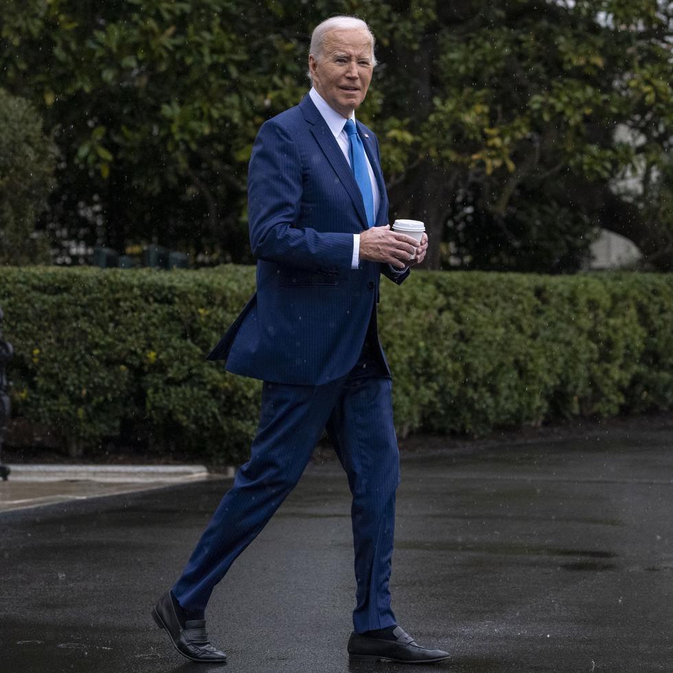 El presidente Joe Biden sale de la Casa Blanca para abordar el helicóptero presidencial y recorrer un trayecto corto hacia el Centro Médico Nacional Militar Walter Reed, en Bethesda, Maryland, para su examen físico anual.