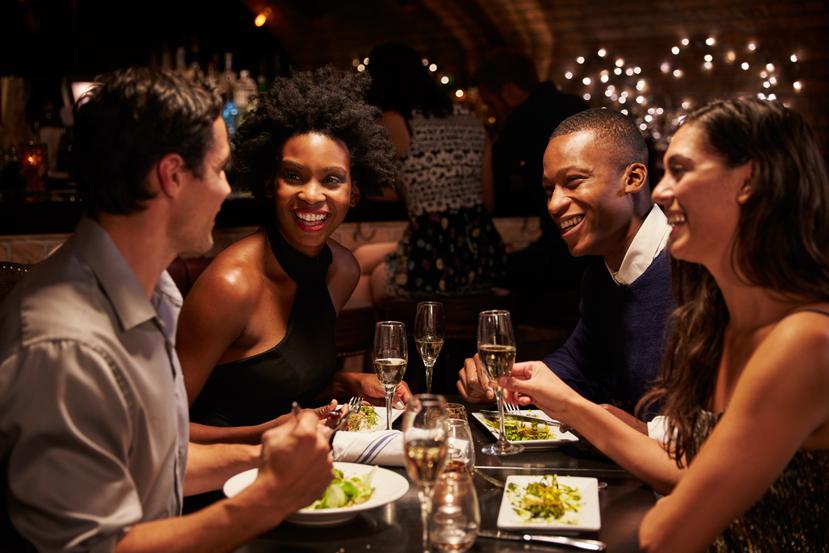 Cuando salgas a comer en grupo, escoge las comidas sanas y procura ser el primero en ordenarlas. (Shutterstock)
