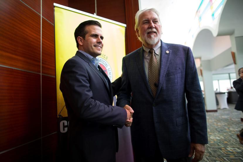 El gobernador Ricardo Rosselló Nevares saluda al nuevo presidente de la Asociación de Contratistas Generales de Puerto Rico, Stephen Spears.