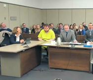 En esta imagen tomada de un video de la Corte de Distrito del Condado El Paso, Anderson Lee Aldrich, de 22 años, en el centro, permanece sentado durante una audiencia en Colorado Springs.