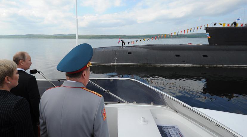 Fotografía de archivo que muestra al presidente ruso, Vladímir Putin (2i), durante una visita a un submarino durante el Día de la Marina en Severomorsk, Rusia. (EFE)