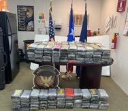 Agentes de CBP contabilizaron 695 libras de cocaína en el cargamento ocupado dentro de la embarcación.