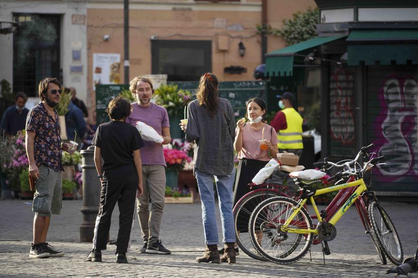 Un grupo de personas disfrutan de un paseo en la plaza Campo de Fiori en Roma, que regresa lentamente a la vida después de la cuarentena prolongada impuesta por la pandemia de COVID-19. (AP / Andrew Medichini)