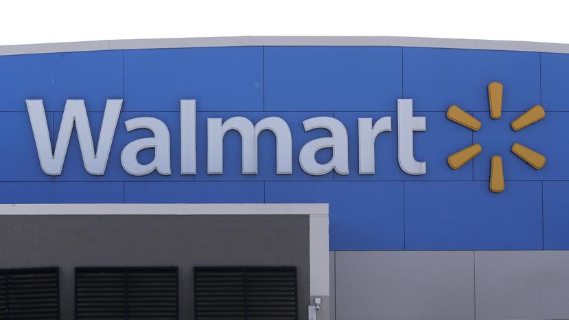 Logo de Walmart se ve en la fachada de una tienda de la compañía.