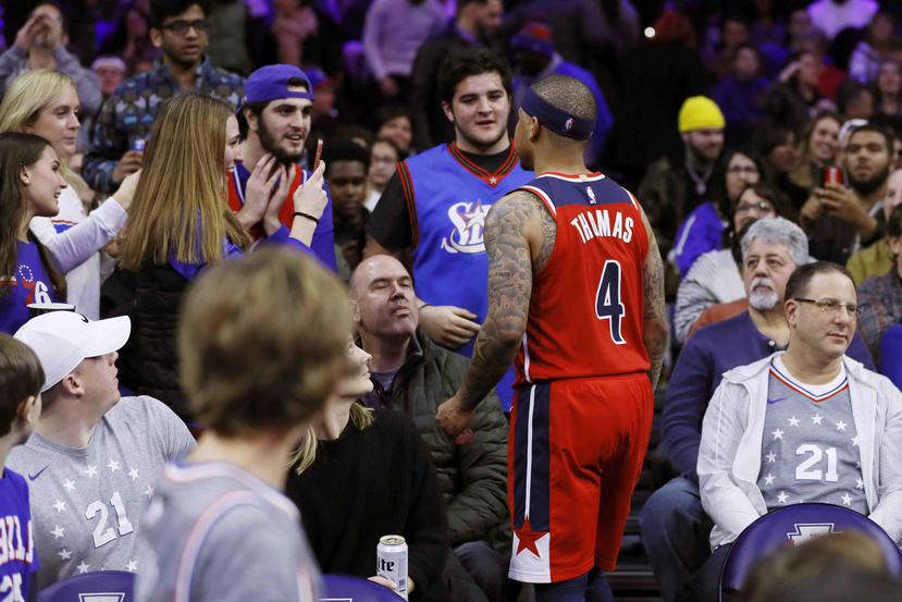 Isaiah Thomas, de los Wizards de Washington, discute con un grupo de fanáticos en el graderío durante un partido ante los 76ers de Filadelfia, el sábado. (AP/Matt Slocum)