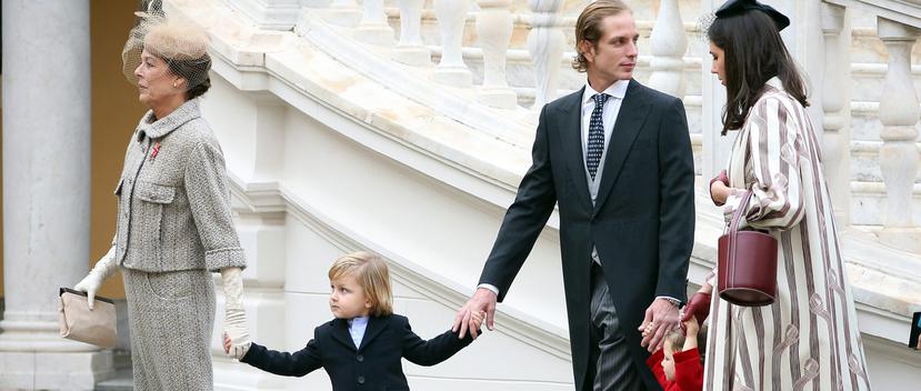 Andrea Casiraghi camina junto a su esposa y sus hijos, por detrás de su madre, la princesa Carolina de Mónaco. (Archivo / EFE)