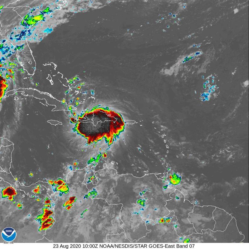 En la imagen de satélite se observa a la tormenta tropical Laura sobre Haití  y República Dominicana.
