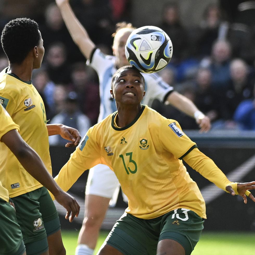 La sudafricana Bambanani Mbane controla el balón con la cabeza durante un partido del Mundial femenino.