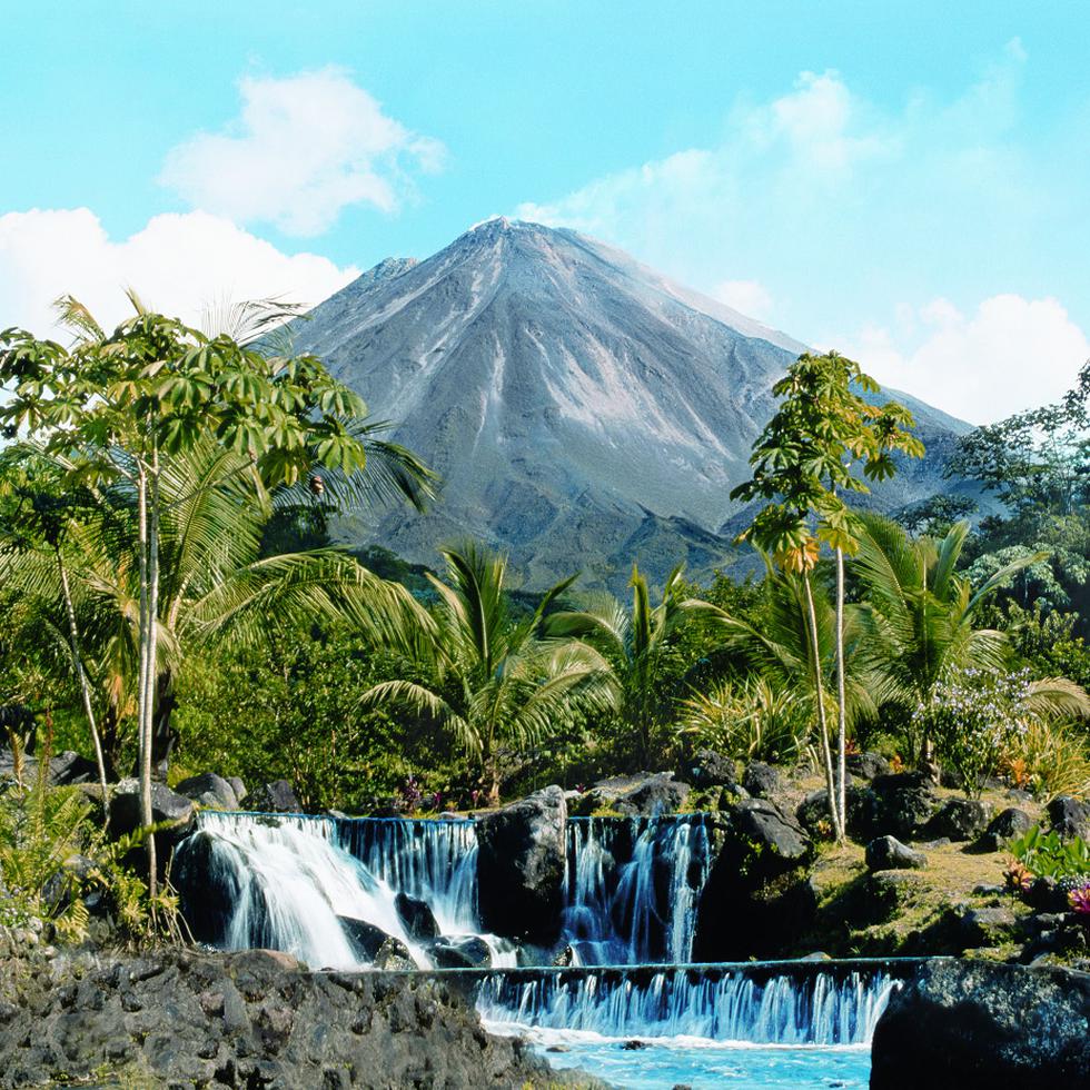 El volcán Arenal es uno de los muchos atractivos naturales de Costa Rica.