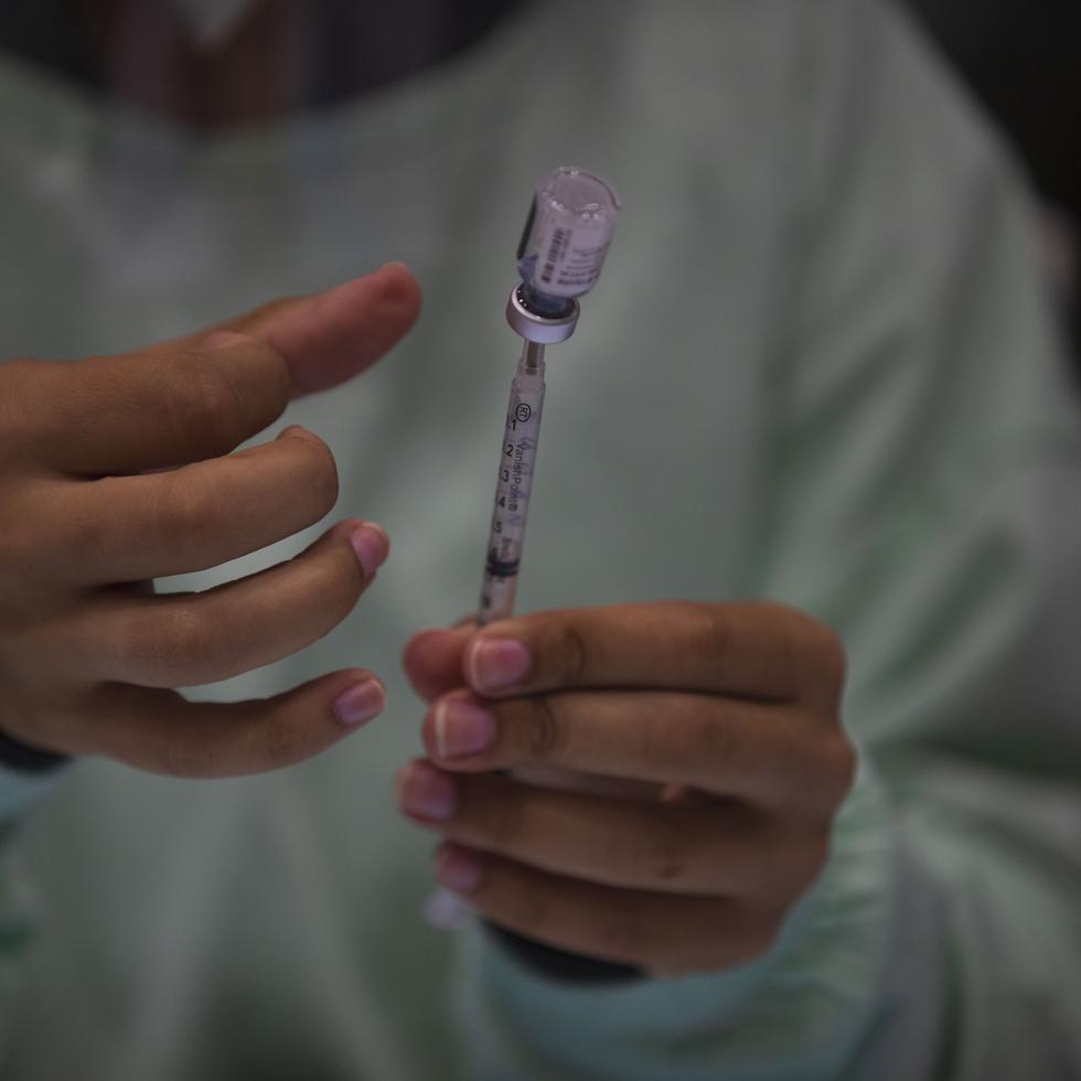 Imagen de archivo de una enfermera que prepara una dosis de la vacuna contra el COVID-19.