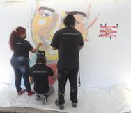 20210320, AreciboUn grupo de jvenes de @ciudadmuseopr de Anasco llegaron hasta la escuela National Talent Academy que diriga Albert Rodriguez y  Deddie Romero a pintar un mural de la bandera de PR y una imagen del comediante quien falleci el pasado lunes.(FOTO: VANESSA SERRA DIAZvanessa.serra@gfrmedia.com)