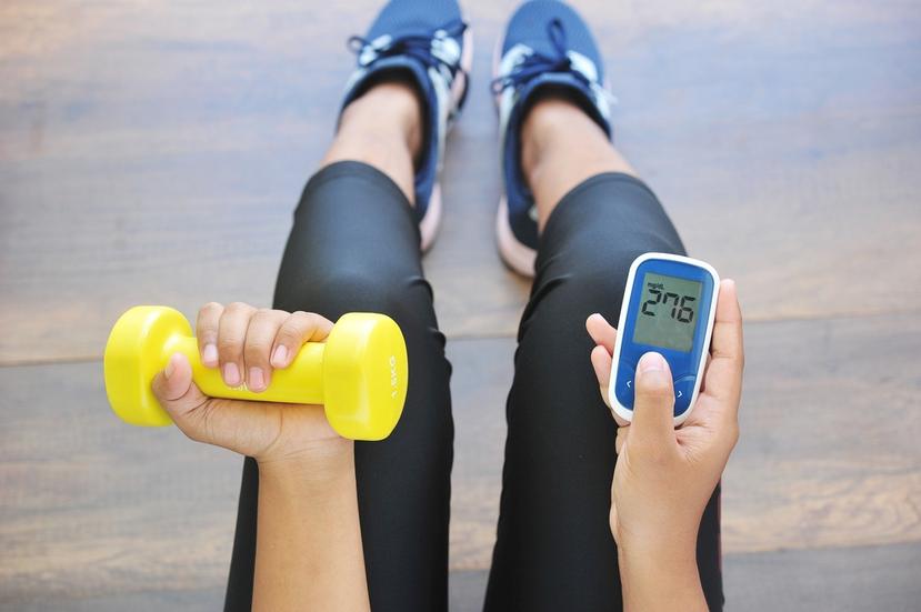 Realizar ejercicios y monitorear los niveles de glucosa en la sangre son algunas estrategias que recomiendan los endocrinólogos para mantener la diabetes bajo control.