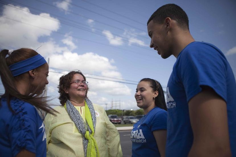 En la foto, Adalexis Ríos, directora ejecutiva de Aspira Puerto Rico,  junto a unos estudiantes. (GFR Media)