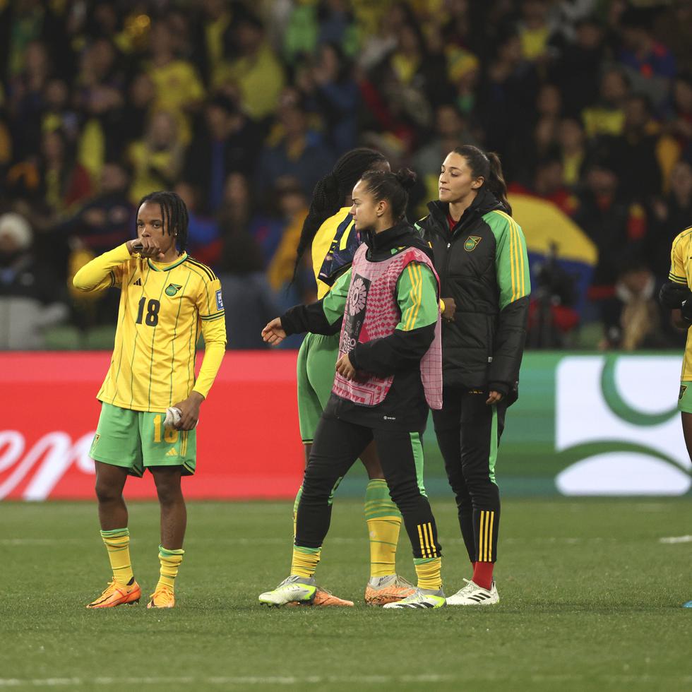 Jugadoras de Jamaica reaccionan luego de perder ante Colombia en los octavos de final de la Cpa Mundial Femenina. El equipo espera que su demostración provoque que la federación de ese país las ayude económicamente.