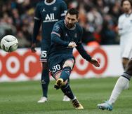 Lionel Messi suelta un disparo a portería durante el partido de hoy, domingo, en París.
