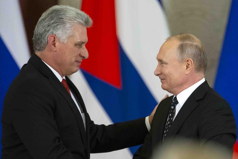 El presidente cubano, Miguel Díaz-Canel, saluda al presidente ruso, Vladimir Putin. (AP / Alexander Zemlianichenko)