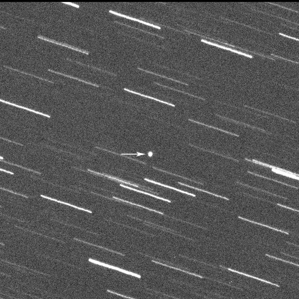 Esta imagen provista por el Proyecto Telescopio Virtual desde Italia muestra un asteroide con expowsoción de 180 segundos que se acercaba a la Tierra, a unos 4 millones de kilómetros, 1 de enero de 2024.