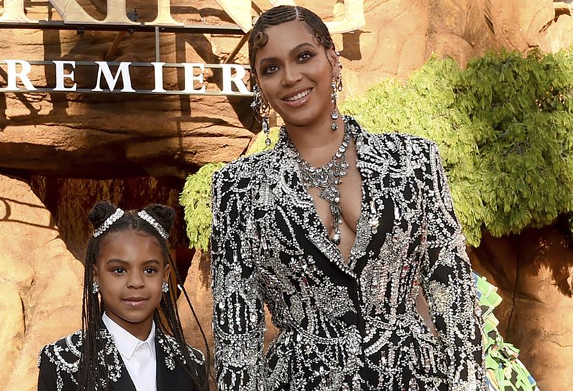 Beyoncé, a la derecha, y su hija Blue Ivy Carter llegan al estreno mundial de "The Lion King" en Los Angeles el 9 de julio de 2019.