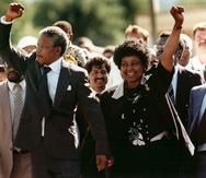 Nelson Mandela y su esposa, Winnie Madikizela-Mandela, luego de que Mandela salió de prisión. (AP)