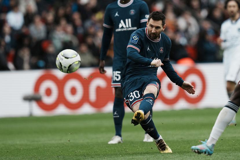 Lionel Messi suelta un disparo a portería durante el partido de hoy, domingo, en París.