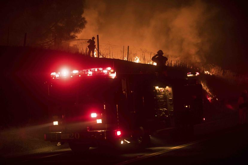 El incendio que comenzó el domingo avanzaba hacia las colinas que rodean Mariposa, una población de 2,000 habitantes. (AP)