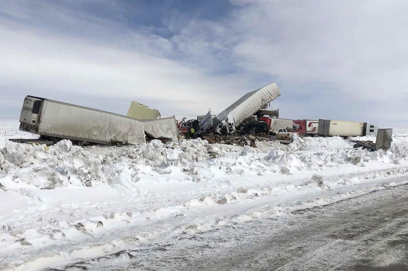 Múltiples vehículos yacen en el lugar de un accidente múltiple el lunes 2 de marzo de 2020, en la autopista interestatal 80, en el sur de Wyoming. (AP)