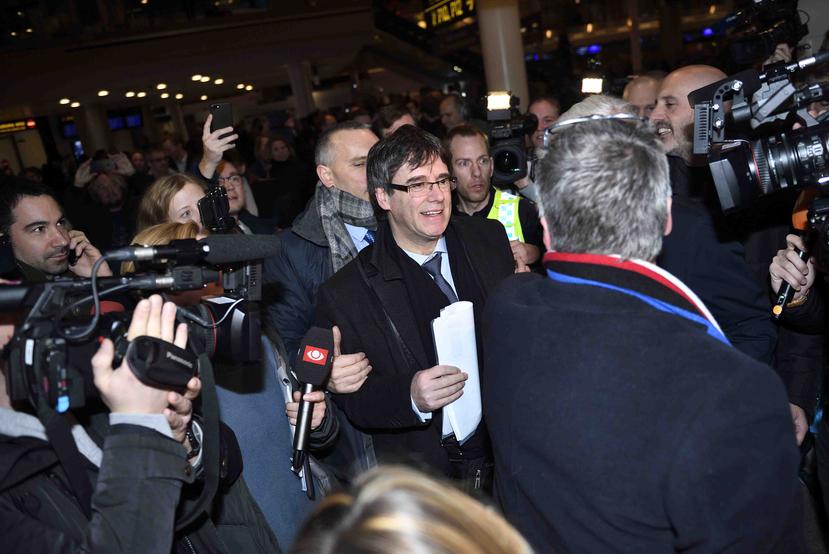 El destituido presidente catalán Carles Puigdemont es asediado por la prensa a su llegada al aeropuerto de Copenhague, procedente de Bélgica. (AP)
