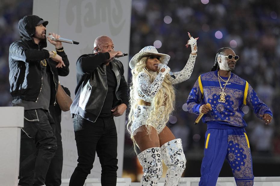 Desde la izquierda, Eminem, Dr. Dre, Mary J. Blige y Snoop Dogg durante el espectáculo de mediotiempo. 