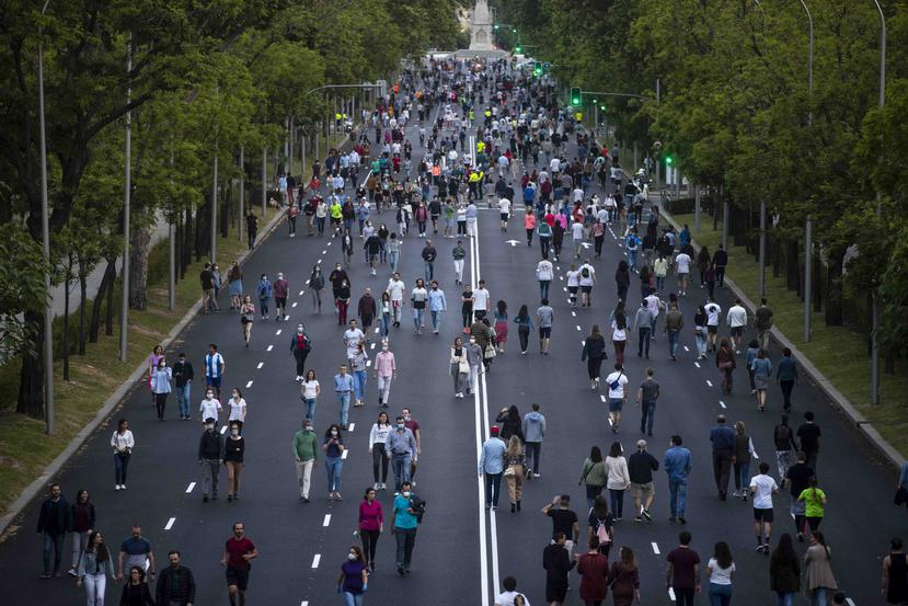 Cientos de españoles realizan ejercicios en el  Paseo de la Castellana en Madrid. (AP)