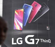 Una persona pasa junto a un anuncio de productos de LG Electronics en una tienda de electrónica en Seúl, Corea del Sur.