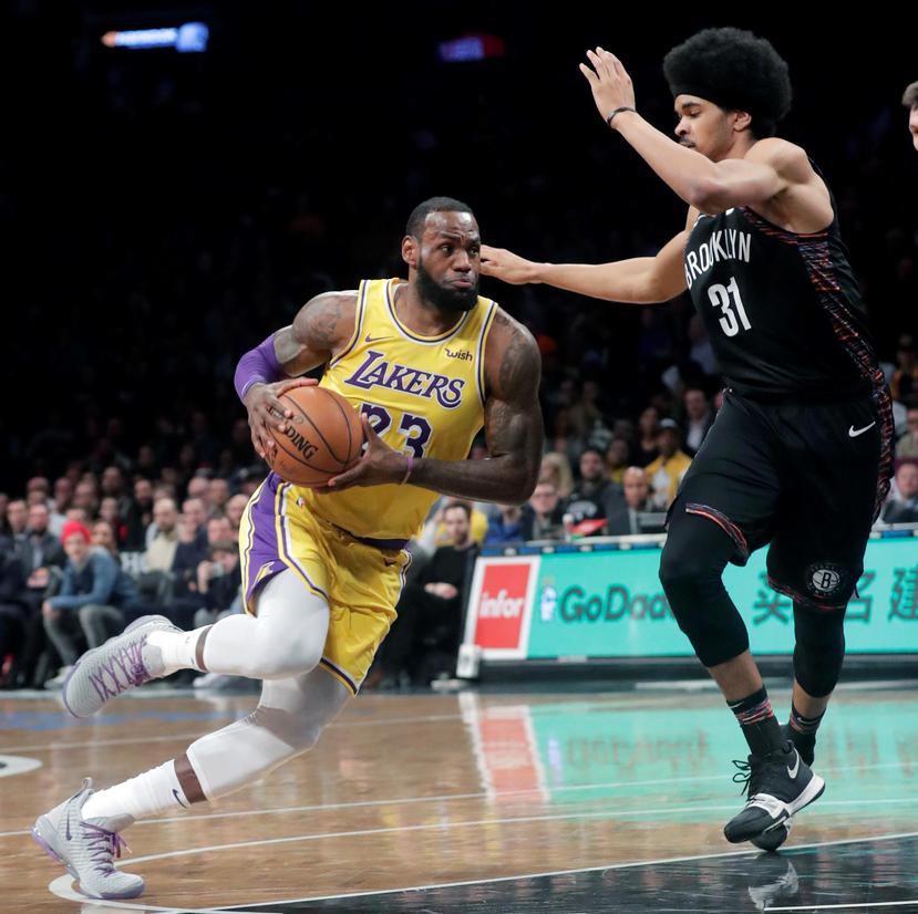 LeBron James y Kevin Durant vuelven a enfrentarse mañana, con la novedad de que será el primer pareo entre ambos con James en el uniforme de los Lakers. (AP)