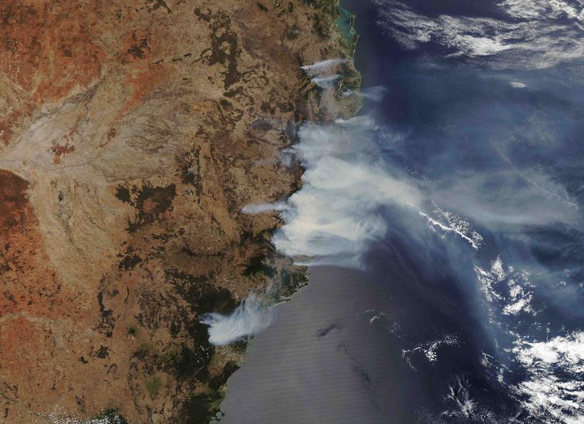 Esta imagen satelital proporcionada por Maxar muestra el humo que sale de los incendios forestales que arden en Nueva Gales del Sur, Australia. (NASA/Imagen satelital ©2019 Maxar Technologies vía AP)