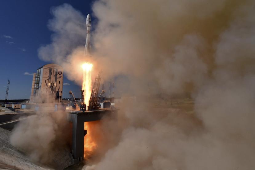 El cohete portador Soyuz-2.1a despega desde el cosmódromo Vostochni, a las afueras de Uglegorsk. (EFE)