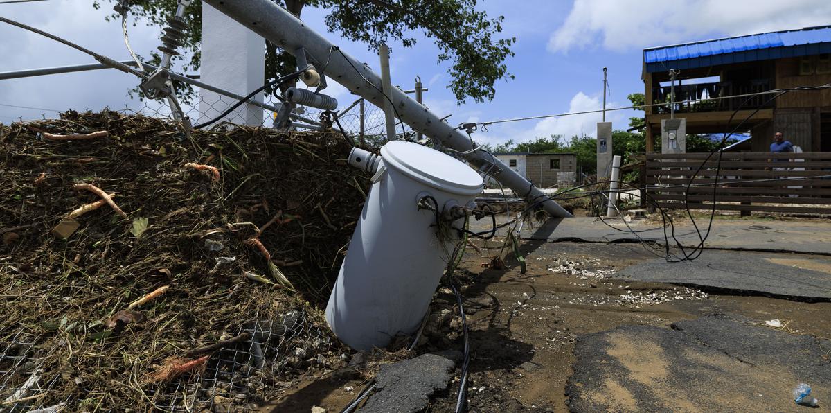 Infraestructura eléctrica caída en la comunidad Villa Esperanza, en Salinas, a causa de Fiona.