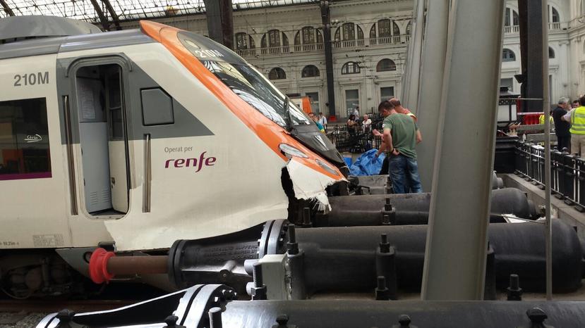 La parte delantera de un tren se accidentó luego de que no pudiera frenar y se estrellara con los barandales de la estación Francia en Barcelona. (AP)