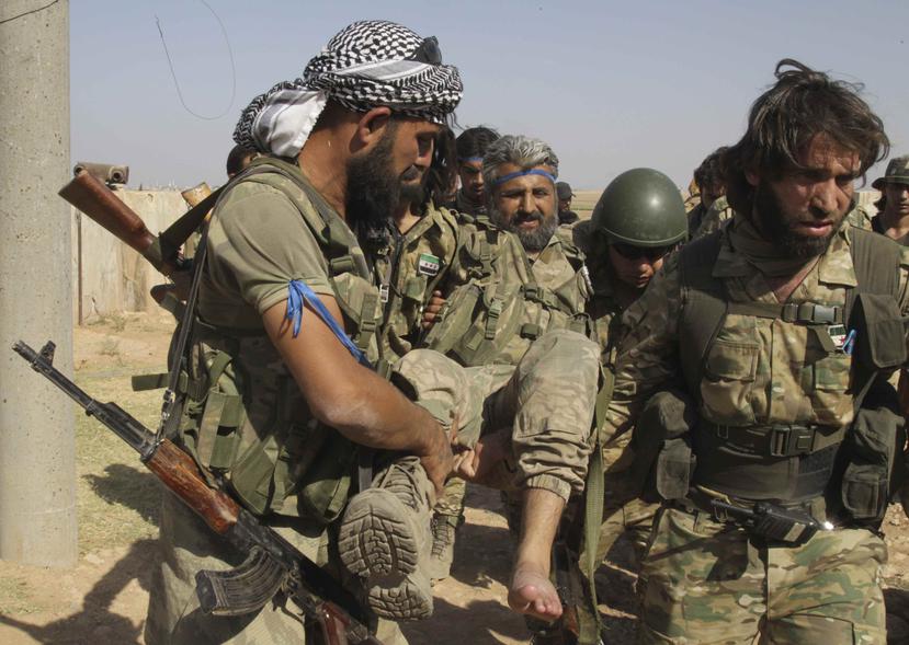 Combatientes sirios respaldados por Turquía en Tel Abyad, Siria. (Aref Tammawi/DHA via AP)