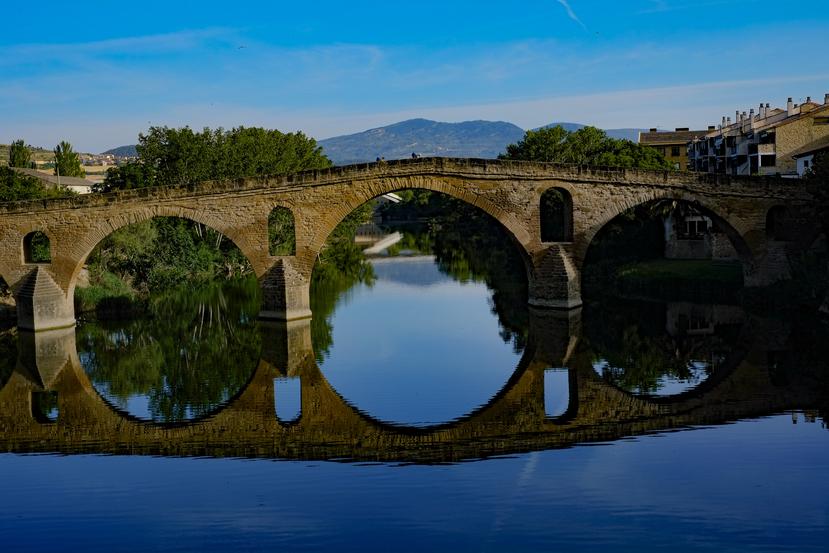 Los peregrinos cruzan un puente durante una etapa del "Camino de Santiago", en Puente La Reina, en el norte de España.