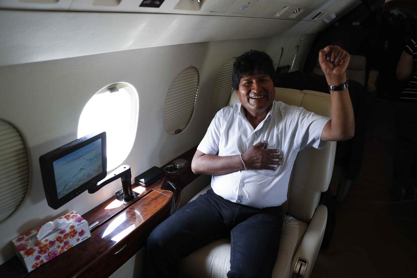 El presidente boliviano Evo Morales sonríe para una fotografía a bordo de un avión en el aeropuerto Chimore en la región de Chapare, Bolivia. (AP / Juan Karita)