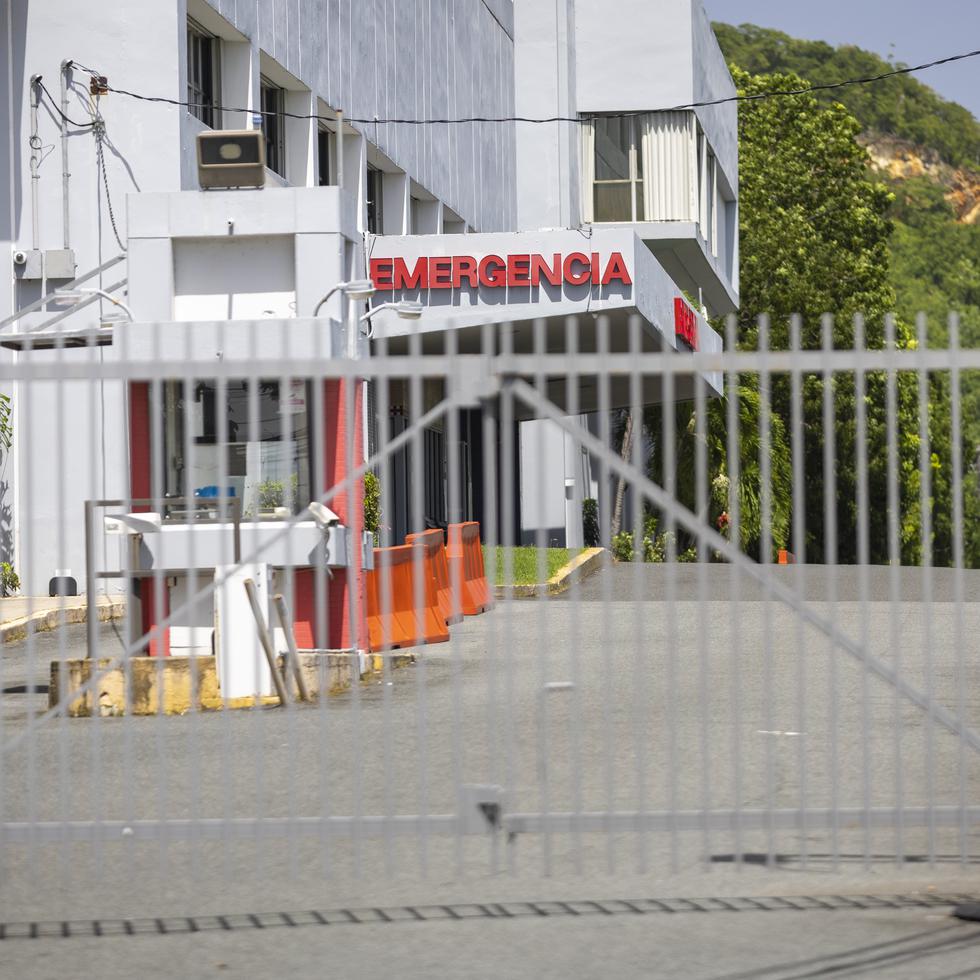 El portón que da acceso al área de sala de emergencias está cerrado.