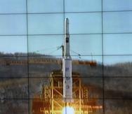 Imagen tomada de la televisión muestra la retransmisión del lanzamiento de un cohete de largo alcance desde el Centro Espacial Sohae, Corea del Norte. (EFE/YONHAP/Archivo)