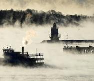 El humo del mar Ártico se eleva desde el Océano Atlántico mientras un ferry de pasajeros pasa por Spring Point Ledge Light, el sábado 4 de febrero de 2023, frente a la costa de South Portland, Maine. La temperatura matinal era de unos -10 grados Fahrenheit.