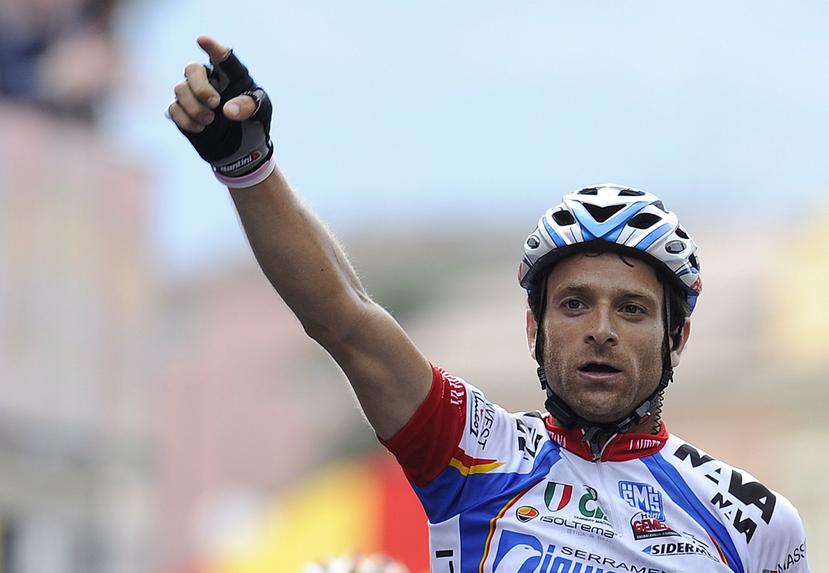 Michele Scarponi recibió el trofeo del Giro de 2011 después de que Alberto Contador fuera despojado del título por dopaje. (EFE)