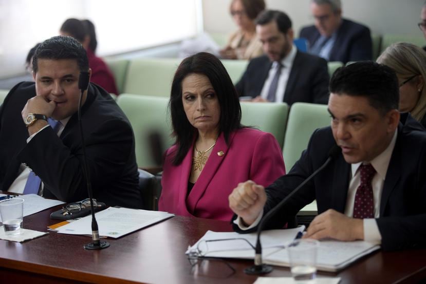 Desde la izquierda: Nelson J. Ramírez,  presidente del Centro Unido de Detallistas; Alicia Lamboy, presidenta de la Cámara de Comercio de Puerto Rico;  y el Comisionado de Seguros, Javier Rivera Ríos.
