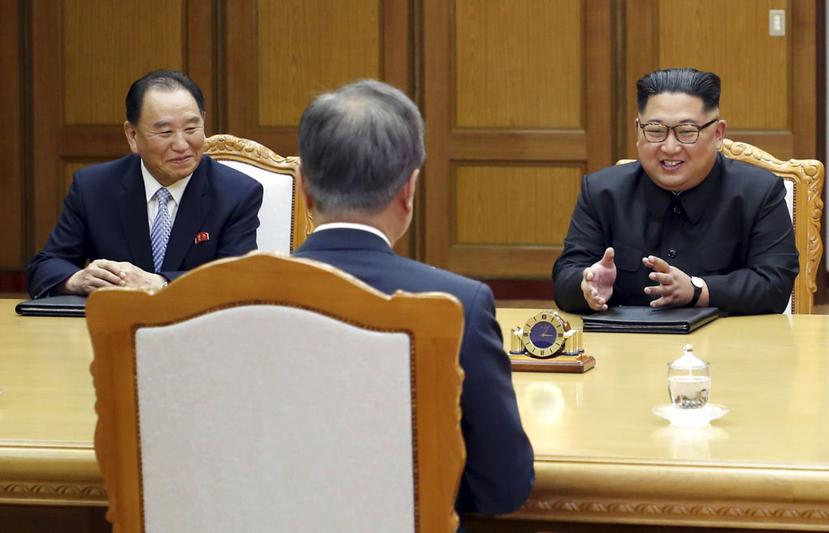 Kim Yong-chol (izquierda), junto al líder norcoreano Kim Jong-un, durante el encuentro con el presidente de Corea del Sur, Moon Jae-in (AP).
