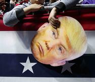 El conjunto de disfrazados para Halloween hacían alusión a la política de inmigración del presidente Donald Trump que propuso edificar un muro en la frontera con México. (AP)