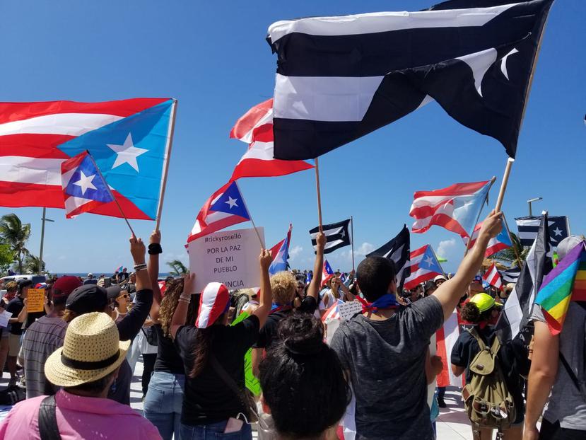 Las banderas de Puerto Rico dominaron el escenario desde antes del inicio de la marcha.