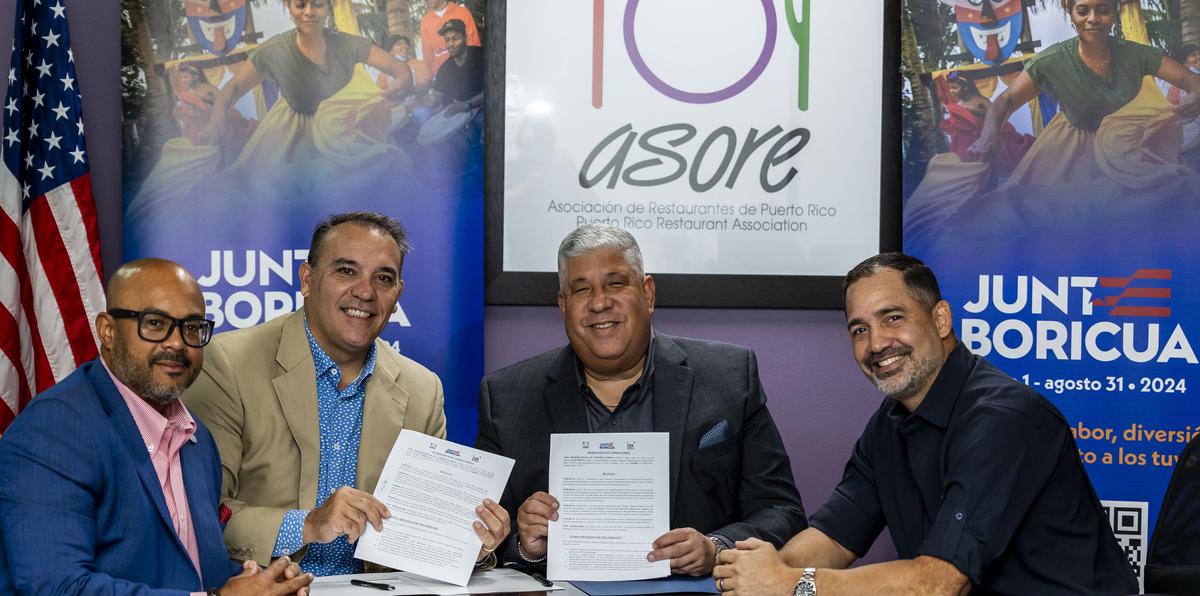 Gadiel Lebrón, director ejecutivo de Asore; Pedro Zorrilla, principal oficial ejecutivo de GFR Media; Carlos Budet, presidente de Asore; y Mateo Cidre, expresidente de Asore, durante la firma del acuerdo.